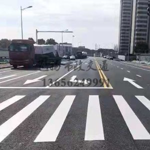 什么原因公路上的道路劃線一般都帶有反光膜？